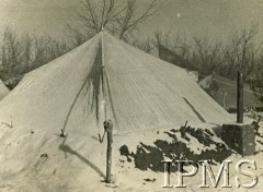 Zima 1941, Tockoje, ZSRR.
Ocieplone namioty żołnierzy 6 Dywizji Piechoty, z prawej komin piecyka.
Fot. NN, Instytut Polski i Muzeum im. gen. Sikorskiego w Londynie