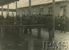 Zima 1941, Tockoje, ZSRR.
Żołnierze w kolejce przed kuchnią i stołówką.
Fot. NN, Instytut Polski i Muzeum im. gen. Sikorskiego w Londynie