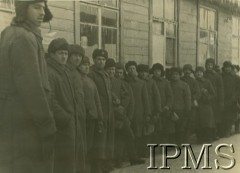 Zima 1941, Tockoje, ZSRR.
Żołnierze w kolejce przed kuchnią i stołówką.
Fot. NN, Instytut Polski i Muzeum im. gen. Sikorskiego w Londynie