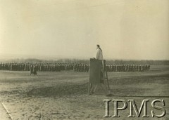 1941, Tockoje, ZSRR.
Przysięga rekrutów, ksiądz na prowizorycznej ambonie podczas homilii do żołnierzy.
Fot. NN, Instytut Polski i Muzeum im. gen. Sikorskiego w Londynie