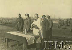 1941, Tockoje, ZSRR.
Przysięga rekrutów, ksiądz w otoczeniu oficerów. Na stole leży biało-czerwona flaga.
Fot. NN, Instytut Polski i Muzeum im. gen. Sikorskiego w Londynie