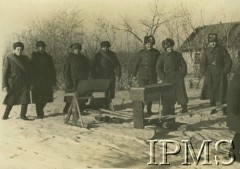 Zima 1941, Tockoje, ZSRR.
Obóz formującej się Armii Andersa. Ćwiczenia z atrapami broni przed otrzymaniem prawdziwego uzbrojenia.
Fot. NN, Instytut Polski i Muzeum im. gen. Sikorskiego w Londynie