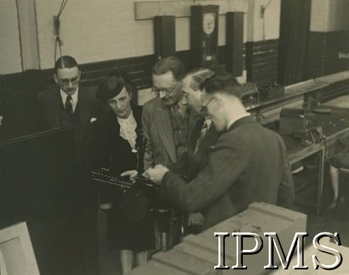 1942, Stafford, Anglia, Wielka Brytania.
Wizyta delegacji rządu RP w fabryce English Electric, 2. od lewej minister spraw zagranicznych Edward Raczyński. 
Fot. NN, Instytut Polski i Muzeum im. gen. Sikorskiego [album 311].