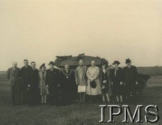 1942, Stafford, Anglia, Wielka Brytania.
Wizyta delegacji rządu RP w fabryce English Electric. Przed czołgiem Covenanter stoją: 5. od lewej minister przemysłu i handlu Jan Kwapiński, 7. od lewej minister spraw zagranicznych Edward Raczyński.
Fot. NN, Instytut Polski i Muzeum im. gen. Sikorskiego [album 311].