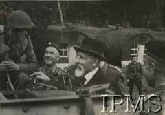 Kwiecień 1946, Broughty Ferry, Szkocja, Wielka Brytania.
Premier Tomasz Arciszewski wizytuje 4 Dywizję Piechoty. Na zdjęciu premier (w środku) rozmawia z żołnierzem. 
Fot. NN, Instytut Polski i Muzeum im. gen. Sikorskiego w Londynie [album 313 szefa 4 Dywizji Piechoty płk Piotrowskiego]