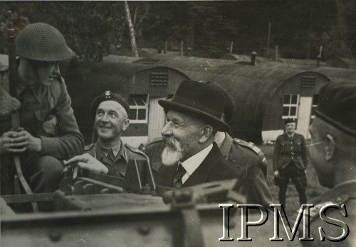 Kwiecień 1946, Broughty Ferry, Szkocja, Wielka Brytania.
Premier Tomasz Arciszewski wizytuje 4 Dywizję Piechoty. Na zdjęciu premier (w środku) rozmawia z żołnierzem. 
Fot. NN, Instytut Polski i Muzeum im. gen. Sikorskiego w Londynie [album 313 szefa 4 Dywizji Piechoty płk Piotrowskiego]