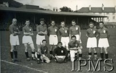 Kwiecień 1946, Broughty Ferry, Szkocja, Wielka Brytania.
Mecz piłki nożnej. Drużyna piłkarska, na trybunach żołnierze 4 Dywizji Piechoty. 
Fot. NN, Instytut Polski i Muzeum im. gen. Sikorskiego w Londynie [album 313 szefa 4 Dywizji Piechoty płk Piotrowskiego]