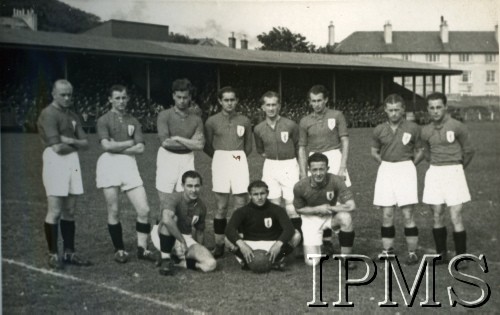 Kwiecień 1946, Broughty Ferry, Szkocja, Wielka Brytania.
Mecz piłki nożnej. Drużyna piłkarska, na trybunach żołnierze 4 Dywizji Piechoty. 
Fot. NN, Instytut Polski i Muzeum im. gen. Sikorskiego w Londynie [album 313 szefa 4 Dywizji Piechoty płk Piotrowskiego]
