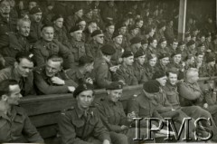 Kwiecień 1946, Broughty Ferry, Szkocja, Wielka Brytania.
Mecz piłki nożnej. Na trybunach żołnierze 4 Dywizji Piechoty. 
Fot. NN, Instytut Polski i Muzeum im. gen. Sikorskiego w Londynie [album 313 szefa 4 Dywizji Piechoty płk Piotrowskiego]