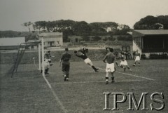 Kwiecień 1946, Broughty Ferry, Szkocja, Wielka Brytania.
Mecz piłki nożnej. Na trybunach żołnierze 4 Dywizji Piechoty. 
Fot. NN, Instytut Polski i Muzeum im. gen. Sikorskiego w Londynie [album 313 szefa 4 Dywizji Piechoty płk Piotrowskiego]
