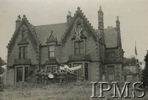 Kwiecień 1946, Broughty Ferry, Szkocja, Wielka Brytania.
Orkiestra 4 Dywizji Piechoty. 
Fot. NN, Instytut Polski i Muzeum im. gen. Sikorskiego w Londynie [album 313 szefa 4 Dywizji Piechoty płk Piotrowskiego]
