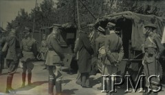 24.06.1942, Carron School, Wielka Brytania.
Prezydent RP Władysław Raczkiewicz wizytuje 12. Batalion Łączności I Korpusu Polskiego. Od lewej: kpt. Janecki, płk Jerzy Krubski, por Lisowski, gen. Marian Kukiel, ppłk. Konarski udzielający wyjaśnienia Prezydentowi, adiutant Prezydenta kpr. Stawicki. Przegląd radiostacji.
Fot. NN, Instytut Polski i Muzeum im. gen. Sikorskiego w Londynie [album 318 - 12. Batalion Łączności]