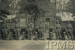 24.06.1942, Carron School, Wielka Brytania.
Żołnierze 12. Batalionu Łączności I Korpusu Polskiego: st. szer. K. Zieliński, st. szer. Suma, szer. Grzelak, szer. Gwiazda i szer. Basiński.
Fot. NN, Instytut Polski i Muzeum im. gen. Sikorskiego w Londynie [album 318 - 12. Batalion Łączności]