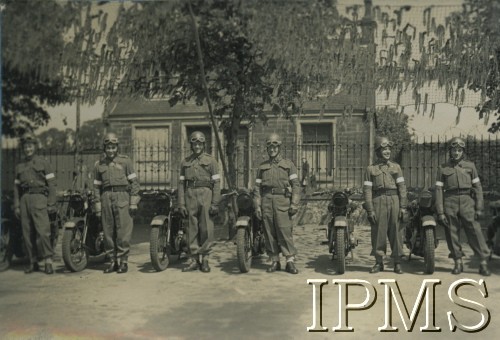 24.06.1942, Carron School, Wielka Brytania.
Żołnierze 12. Batalionu Łączności I Korpusu Polskiego: st. szer. K. Zieliński, st. szer. Suma, szer. Grzelak, szer. Gwiazda i szer. Basiński.
Fot. NN, Instytut Polski i Muzeum im. gen. Sikorskiego w Londynie [album 318 - 12. Batalion Łączności]