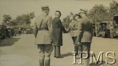 24.06.1942, Carron School, Wielka Brytania.
Prezydent RP Władysław Raczkiewicz wizytuje 12. Batalion Łączności I Korpusu Polskiego. Prezydent wita się z dowódcą batalionu kapitanem Janeckim. Towarzyszą mu gen. Marian Kukiel (1. z prawej) i ppłk Konarski (1. z lewej).
Fot. NN, Instytut Polski i Muzeum im. gen. Sikorskiego w Londynie [album 318 - 12. Batalion Łączności]
