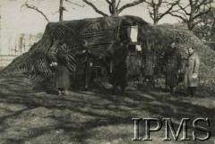 1942-1943,  Kinnaird House, Wielka Brytania.
Ćwiczenia 12 Batalionu Łączności I Korpusu Polskiego. Zamaskowany Ośrodek Łączności. Od prawej: ppor. Mocek, kpr. Stawicki, ppor. Horoch, ppor. Rudziński i por. Krokowski.
Fot. NN, Instytut Polski i Muzeum im. gen. Sikorskiego w Londynie [album 318 - 12. Batalion Łączności]