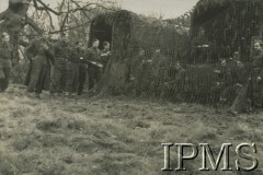 1942-1943,  Kinnaird House, Wielka Brytania.
Ćwiczenia 12 Batalionu Łączności I Korpusu Polskiego. Zamaskowany Ośrodek Łączności na wozach.
Fot. NN, Instytut Polski i Muzeum im. gen. Sikorskiego w Londynie [album 318 - 12. Batalion Łączności]