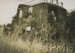 1942-1943, Wielka Brytania.
Radiostacja nr 9 na samochodzie 15 CWT MORRIS. Na zdjęciu żołnierze 12 Batalionu Łączności I Korpusu Polskiego.: st. szer Gwiazda, st. szer.Zachwieja i kpr. Kijanka. 
Fot. NN, Instytut Polski i Muzeum im. gen. Sikorskiego w Londynie [album 318 - 12. Batalion Łączności]