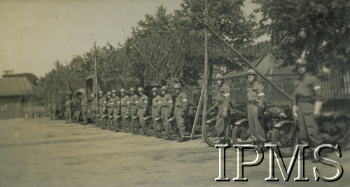 1942-1943, Wielka Brytania.
Pluton motocyklistów II Kompanii  Łączności ustawiony do przeglądu.
Fot. NN, Instytut Polski i Muzeum im. gen. Sikorskiego w Londynie [album 318 - 12. Batalion Łączności]