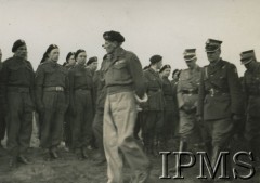 Ok. 1944, Wielka Brytania.
Bernard Montgomery wizytuje I Korpus Polski.
Fot. NN, Instytut Polski i Muzeum im. gen. Sikorskiego w Londynie [album 318 - 12. Batalion Łączności]