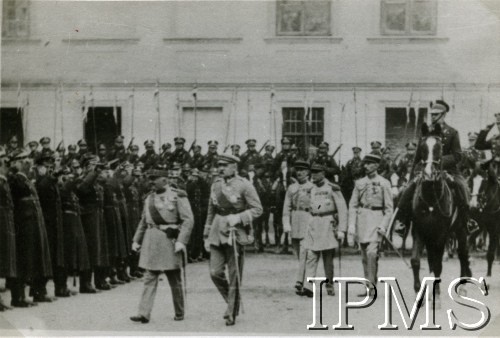 1921 lub 1923, Warszawa, Polska.
Wizyta Marszałka Ferdynada Focha. Obok idzie Marszałek Polski Józef Piłsudski. 
Fot. NN, Instytut Polski i Muzeum im. gen. Sikorskiego w Londynie  [album 320 - 5. Batalion Telegraficzny 1919-1940]