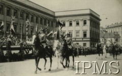 1931, Warszawa, Polska.
Defilada na placu Saskim. Na koniach major J. Drewnowski dowódca I Batalionu Pułku Radiotelegraficznego, za nim jego adiutant porucznik Niedziałkowski. 
Fot. NN, Instytut Polski i Muzeum im. gen. Sikorskiego w Londynie [album 320 - 5. Batalion Telegraficzny 1919-1940]