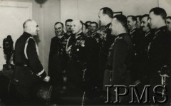 1936-1939, prawdopodobnie Warszawa, Polska.
Pułkownik dyplomowany Heliodor Cepa z delegacją oddziałów Wojsk Łączności, prosi marszałka Edwarda Rydza-Śmigłego o poświęcenie sztandarów Wojsk Łączności. 
Fot. NN, Instytut Polski i Muzeum im. gen. Sikorskiego w Londynie [album 320 - 5. Batalion Telegraficzny 1919-1940]