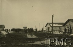 1940, Targu-Jiu, Rumunia.
Obóz internowania dla żołnierzy Wojska Polskiego. W tle brama obozu.
Fot. Stanisław Sarek,  Instytut Polski i Muzeum im. gen. Sikorskiego [album 324 przekazany przez Andre Arbitre za pośrednictwem Zofii Sereskiej - żołnierze w Targu-Jiu w Rumunii]