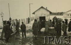 1940, Targu-Jiu, Rumunia.
Brama obozu internowania dla żołnierzy Wojska Polskiego. Na pierwszym planie rumuński żołnierz w futrzanej czapce i zimowym płaszczu.
Fot. Stanisław Sarek,  Instytut Polski i Muzeum im. gen. Sikorskiego [album 324 przekazany przez Andre Arbitre za pośrednictwem Zofii Sereskiej - żołnierze w Targu-Jiu w Rumunii]