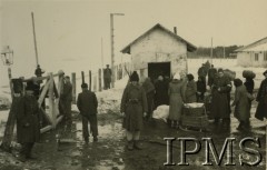 1940, Targu-Jiu, Rumunia.
Brama obozu internowania dla żołnierzy Wojska Polskiego. Na pierwszym planie rumuński żołnierz w futrzanej czapce i zimowym płaszczu.
Fot. Stanisław Sarek,  Instytut Polski i Muzeum im. gen. Sikorskiego [album 324 przekazany przez Andre Arbitre za pośrednictwem Zofii Sereskiej - żołnierze w Targu-Jiu w Rumunii]