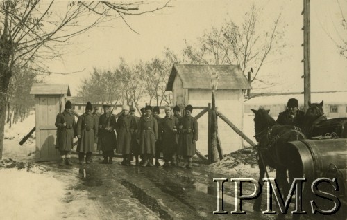 1940, Targu-Jiu, Rumunia.
Brama obozu internowania dla żołnierzy Wojska Polskiego.
Fot. Stanisław Sarek,  Instytut Polski i Muzeum im. gen. Sikorskiego [album 324 przekazany przez Andre Arbitre za pośrednictwem Zofii Sereskiej - żołnierze w Targu-Jiu w Rumunii]