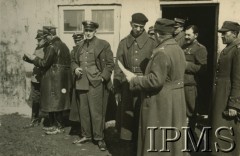 1940, Targu-Jiu, Rumunia.
Obóz internowania dla żołnierzy Wojska Polskiego: polscy oficerowie.
Fot. Stanisław Sarek,  Instytut Polski i Muzeum im. gen. Sikorskiego [album 324 przekazany przez Andre Arbitre za pośrednictwem Zofii Sereskiej - żołnierze w Targu-Jiu w Rumunii]