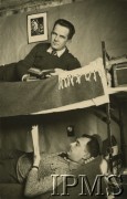 1940, Targu-Jiu, Rumunia.
Obóz internowania dla żołnierzy Wojska Polskiego, na piętrowym łóżku leżą od góry: Jaśkiewicz i kpt. pilot Tadeusz Krajewski.
Fot. Stanisław Sarek,  Instytut Polski i Muzeum im. gen. Sikorskiego [album 324 przekazany przez Andre Arbitre za pośrednictwem Zofii Sereskiej - żołnierze w Targu-Jiu w Rumunii]