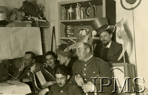 1940, Targu-Jiu, Rumunia.
Obóz internowania dla żołnierzy Wojska Polskiego. Żołnierze w strojach z przedstawienia.
Fot. Stanisław Sarek,  Instytut Polski i Muzeum im. gen. Sikorskiego [album 324 przekazany przez Andre Arbitre za pośrednictwem Zofii Sereskiej - żołnierze w Targu-Jiu w Rumunii]