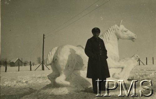 1940, Targu-Jiu, Rumunia.
Obóz internowania dla żołnierzy Wojska Polskiego. Na tle figury konia wykonana ze śniegu stoi żołnierz.
Fot. Stanisław Sarek,  Instytut Polski i Muzeum im. gen. Sikorskiego [album 324 przekazany przez Andre Arbitre za pośrednictwem Zofii Sereskiej - żołnierze w Targu-Jiu w Rumunii]