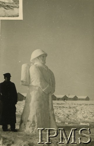 1940, Targu-Jiu, Rumunia.
Obóz internowania dla żołnierzy Wojska Polskiego. Figura żołnierza wykonana ze śniegu. Obok figury stoi polski porucznik.
Fot. Stanisław Sarek,  Instytut Polski i Muzeum im. gen. Sikorskiego [album 324 przekazany przez Andre Arbitre za pośrednictwem Zofii Sereskiej - żołnierze w Targu-Jiu w Rumunii]