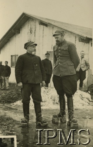 1940, Targu-Jiu, Rumunia.
Obóz internowania dla żołnierzy Wojska Polskiego. Dwaj żołnierze z drewienkami przy butach - noszono je wiosną zamiast kaloszy.
Fot. Stanisław Sarek,  Instytut Polski i Muzeum im. gen. Sikorskiego [album 324 przekazany przez Andre Arbitre za pośrednictwem Zofii Sereskiej - żołnierze w Targu-Jiu w Rumunii]