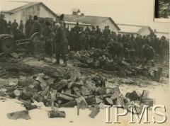 1940, Targu-Jiu, Rumunia.
Obóz internowania dla żołnierzy Wojska Polskiego. Porąbane drewo na opał.
Fot. Stanisław Sarek,  Instytut Polski i Muzeum im. gen. Sikorskiego [album 324 przekazany przez Andre Arbitre za pośrednictwem Zofii Sereskiej - żołnierze w Targu-Jiu w Rumunii]