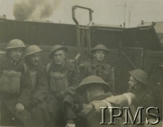 1942, Kent, Wielka Brytania.
Żołnierze obsługujący Pociąg Pancerny 