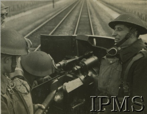 1942, Kent, Wielka Brytania.
Obsługa działa Pociągu Przeciwpancernego 
