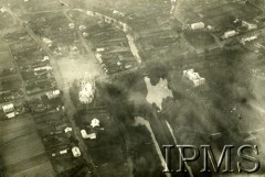 Lata 20., Polska.
Widok miejscowości z lotu ptaka, na pierwszym planie kościół i rzeka.
Fot. NN, Instytut Polski i Muzeum im. gen. Sikorskiego w Londynie