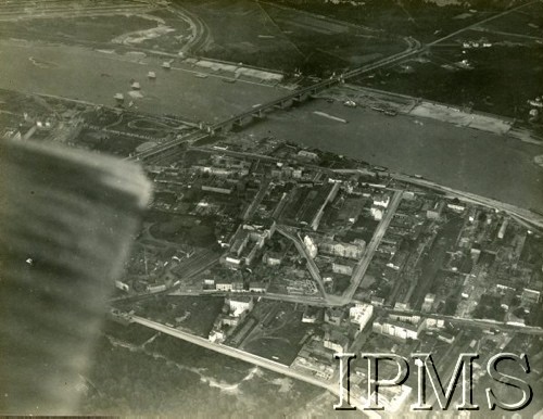 Przed 1924, Warszawa, Polska.
Widok Mostu Poniatowskiego z lotu ptaka, w tle fragment Pragi - Aleja Zieleniecka i Park Skaryszewski.
Fot. NN, Instytut Polski i Muzeum im. gen. Sikorskiego w Londynie
