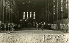 Lata 20.-30., Polska.
Wojska balonowe, uroczystości w hangarze. W tle balony kuliste i zaporowe.
Fot. NN, Instytut Polski i Muzeum im. gen. Sikorskiego w Londynie