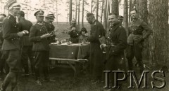 1937-1939, Polska.
Posiłek po ostrym strzelaniu 4 Dywizjonu Artylerii Konnej. 
Fot. NN, Instytut Polski i Muzeum im. gen. Sikorskiego w Londynie