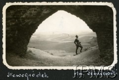 Ok. 1930, Nowogródek, Polska.
Ruiny zamku książąt litewskich na Górze Zamkowej, w bramie stoi rotmistrz Leśniewski.
Fot. NN, Instytut Polski i Muzeum im. gen. Sikorskiego w Londynie