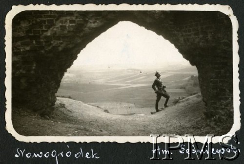 Ok. 1930, Nowogródek, Polska.
Ruiny zamku książąt litewskich na Górze Zamkowej, w bramie stoi rotmistrz Leśniewski.
Fot. NN, Instytut Polski i Muzeum im. gen. Sikorskiego w Londynie