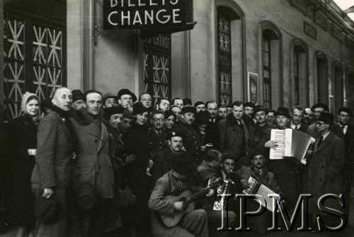 Marzec 1940, Modane, Francja.
Pierwszy występ we Francji - zespół Czołówki Teatralnej na dworcu w Modane.
Fot. NN, Instytut Polski i Muzeum im. gen. Sikorskiego w Londynie