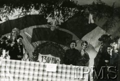 13.04.1940, Augan, Francja.
Zespół Czołówki Teatralnej na scenie przed przedstawieniem dla artylerzystów.
Fot. NN, Instytut Polski i Muzeum im. gen. Sikorskiego w Londynie