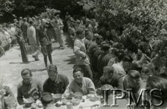 1.06.1940, Ville-es-Martin, Francja.
Zespół Czołówki Teatralnej na obiedzie żołnierskim u artylerzystów przeciwlotniczych.
Fot. NN, Instytut Polski i Muzeum im. gen. Sikorskiego w Londynie