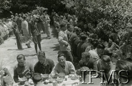 1.06.1940, Ville-es-Martin, Francja.
Zespół Czołówki Teatralnej na obiedzie żołnierskim u artylerzystów przeciwlotniczych.
Fot. NN, Instytut Polski i Muzeum im. gen. Sikorskiego w Londynie